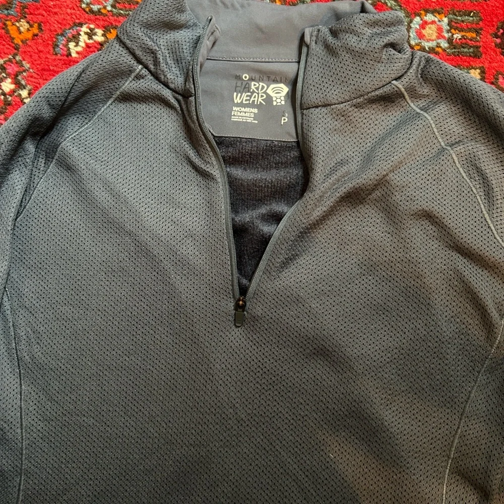 Grey small Mountain Hardwear
AirMesh 1/2-Zip Top - Women's - Picture 5 of 6